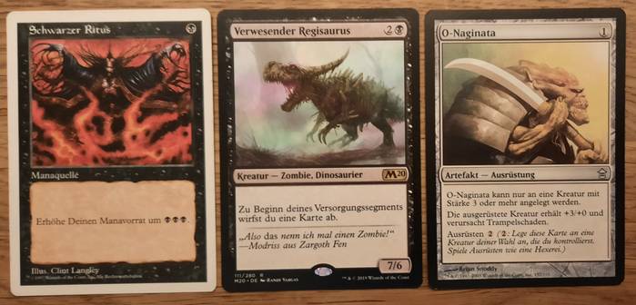 Mit Dark Ritual kann man die 3-Mana-Fatties schnell in der ersten Runde spielen. Ein weiterer günstiger Spielkamerad ist der Verwesende Regisaurus / Rotting Regisaur. Mit 7/6 ist er noch ne Nummer größer wie die beiden 5/5er. Der Nachteil ist aber auch heftig. Dennoch: kommt er in der ersten Runde aufs Spielfeld, räumt er auf und macht Druck! O-Naginata ist hier ne gute Ergänzung, liefert die Ausrüstung neben Stärke auch Trampeln / Trample.