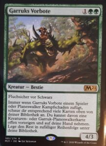 Garruks Vorbote / Garruk's Harbinger aus dem Hauptset 2021. Für 3 Mana bekommt man eine 4/3 Kreatur mit der Option, mehr Kreaturen aus der Bibliothek zu erhalten.