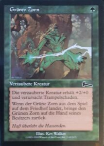 Die Verzauberung Grüner Zorn / Rancor aus Urzas Vermächtnis. Die verzauberte Kreatur erhält +2/+0 und Trampeln. Wenn der Grüne Zorn aus dem Spiel auf dem Friedhof landet, kehrt er auf die Hand zurück.